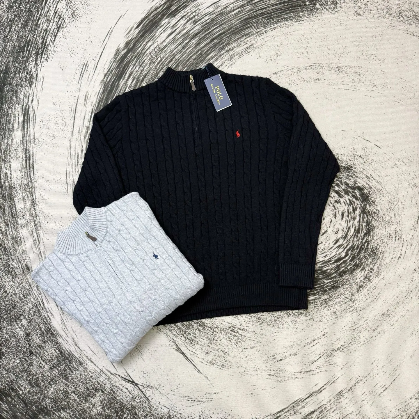 P230 Ralph Lauren half-zip embroidered wool knitted sweater with small logo on the chest, the same style at palph Lauren counters. Made of heavy wool knitted fabric. Old money design. Girls look cute on the upper body and boys show off their figure. Very textured on the handle. Three-dimensional and atmospheric. Versatile product for autumn and winter. Simple and elegant. Uses os version. The upper body effect is great. Suitable for all body types. Soft and comfortable. Machine washable. Does not fade or deform. Customized zipper hardware. Complete accessories. The chest is embroidered with pickaxes and little figures. It is full of classic evergreen styles. Restored zp 2:1. Same style for men and women. Versatile. Size s m l xl. Color black gray.